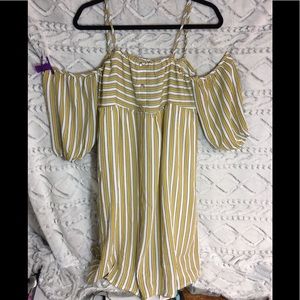 Listicle cold shoulder dress size large